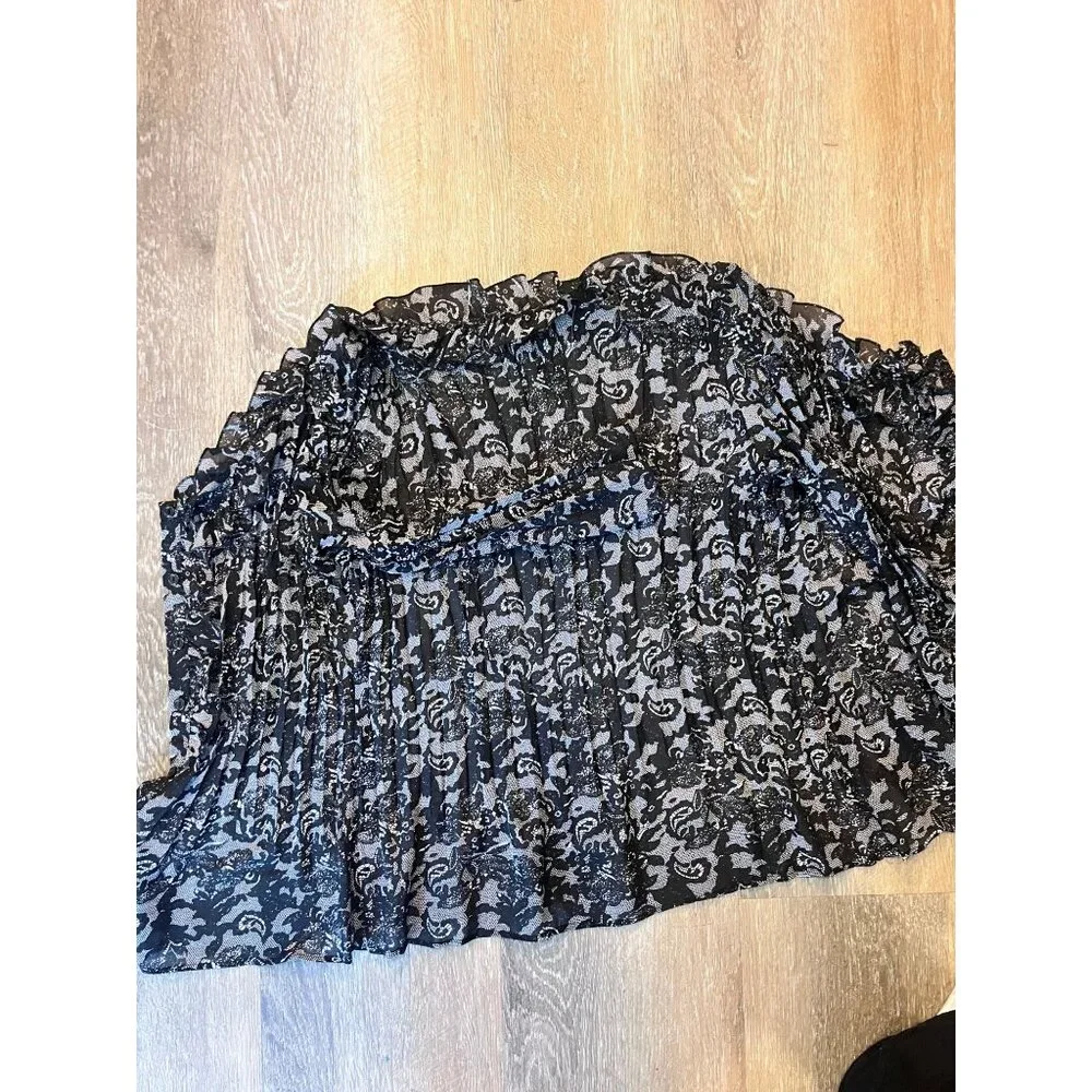 NY Connections Floral Ruffle Button-Up Top – Black & White – Size Large - Picture 4 of 4